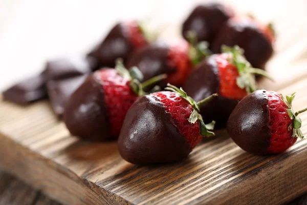 Fresas frescas bañadas en chocolate —  Fotos de Stock