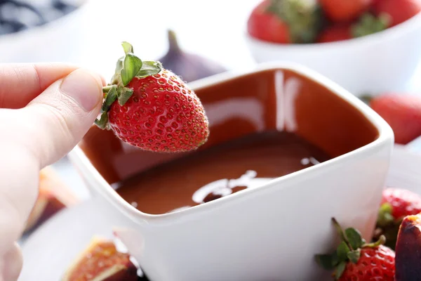 Fondue de chocolate con bayas frescas —  Fotos de Stock