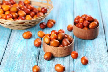 Mavi ahşap masa üzerinde olgunlaşmış şekerleme