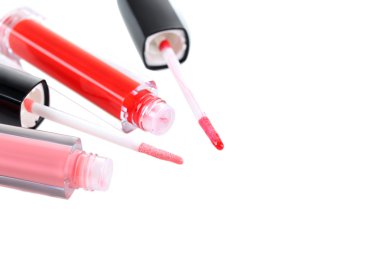 Pembe ve kırmızı dudak parlatıcısı izole