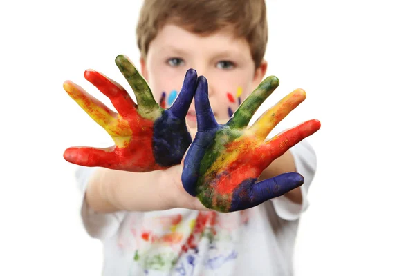 Niño pequeño con pinturas en las manos —  Fotos de Stock