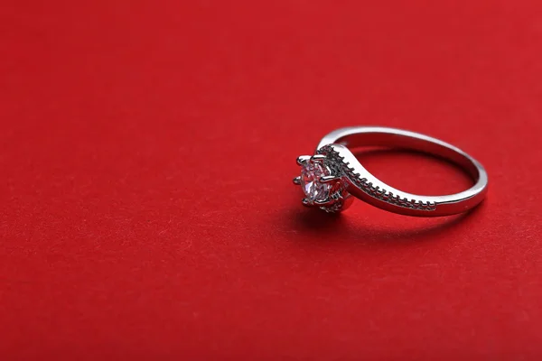 빨간색 배경에 다이아몬드 반지 — 스톡 사진
