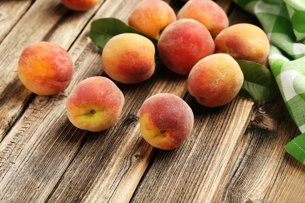 Rijpe perziken fruit op houten achtergrond — Stockfoto