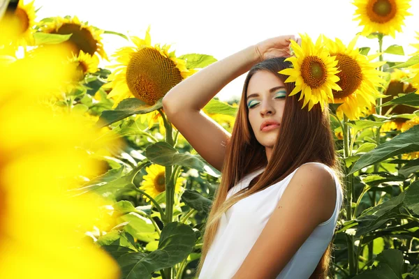 Ragazza nel campo dei girasoli — Foto Stock