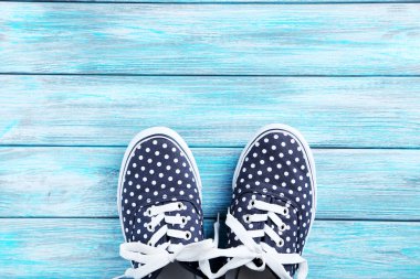 Mavi arka plan üzerinde kadın lastikbotlar