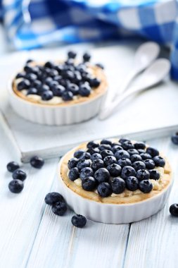 Ahşap masa üzerinde üzümlü tart