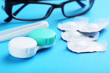 Kontakt lens solüsyonu ile kapsayıcısında