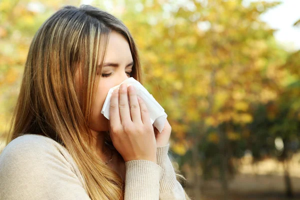 Ragazza allergica nel parco autunnale — Foto Stock