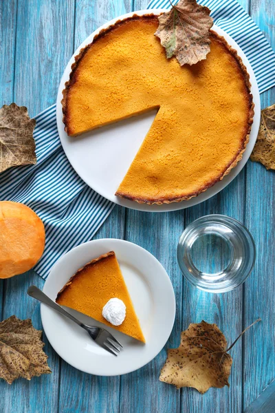 Sabroso pastel de calabaza en el plato —  Fotos de Stock