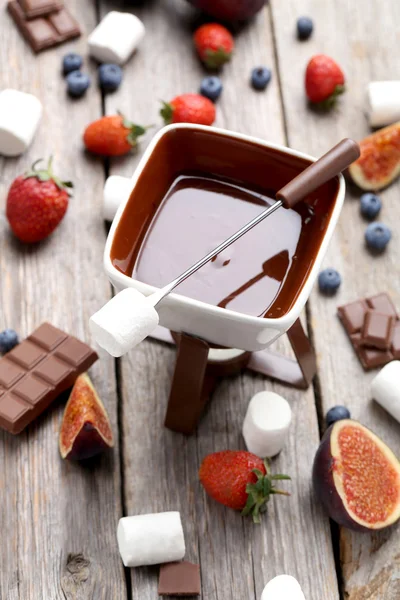 Fondue de chocolate com bagas frescas — Fotografia de Stock