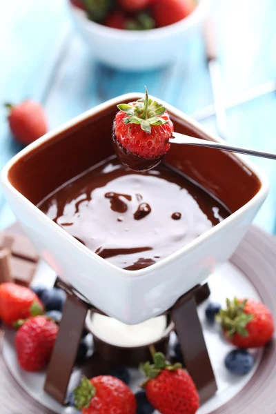 Fondue de chocolate com bagas frescas — Fotografia de Stock