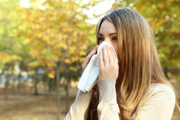 Chica con alergia en el parque de otoño —  Fotos de Stock