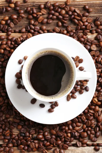 Ένα φλιτζάνι καφέ με κόκκους καφέ — Φωτογραφία Αρχείου