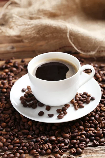Filiżanka kawy z ziarnem kawy — Zdjęcie stockowe