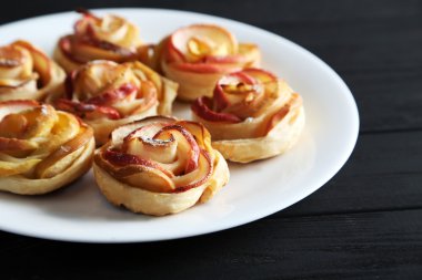 elma şeklinde Güllü pasta