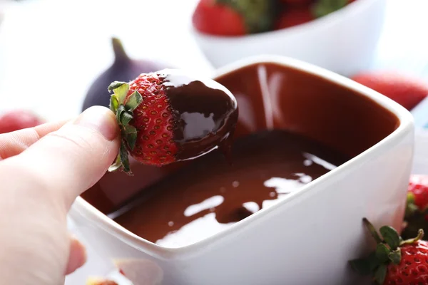 Fondue de chocolate con bayas frescas —  Fotos de Stock