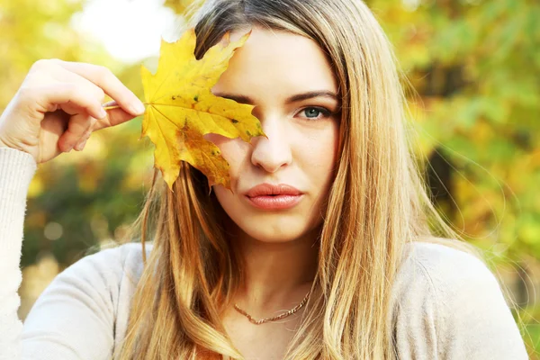 Jong meisje met blad — Stockfoto