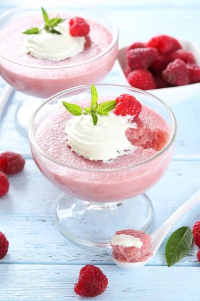 Söta hallon mousse i glas — Stockfoto