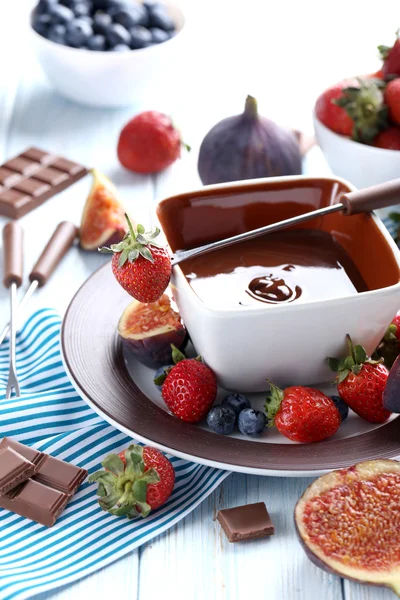 Fondue de chocolate con bayas frescas —  Fotos de Stock