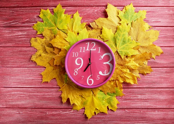 Autumn leaves with clock — Stock Photo, Image