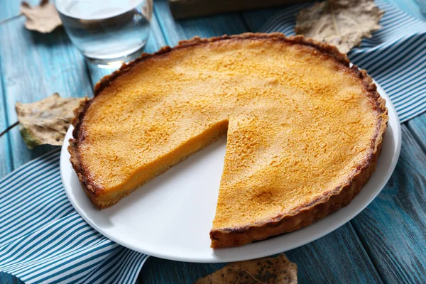 Sabroso pastel de calabaza en el plato — Foto de Stock