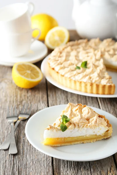 Cytryny pie beza na talerzu — Zdjęcie stockowe