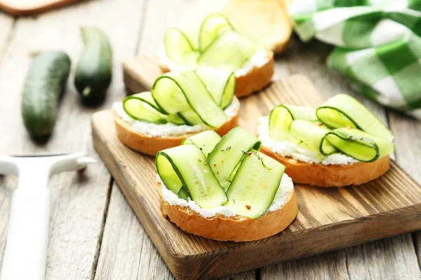 Saboroso bruschetta fresco com pepino — Fotografia de Stock