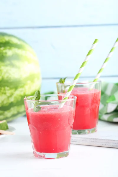 Sumo de melancia fresca nos copos — Fotografia de Stock