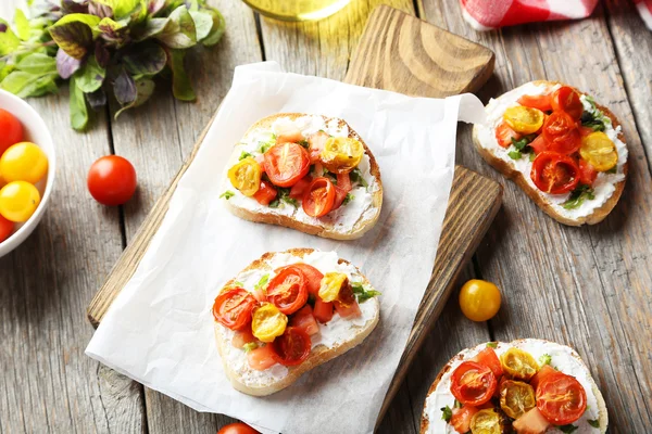 西红柿的美味新鲜面包片 — 图库照片