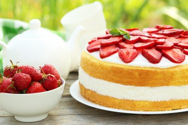 tatlı kek çilek ile