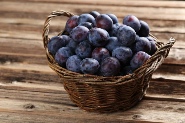 Fresh plums in basket — Stock Photo, Image