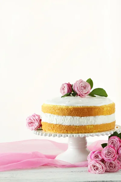 Pastel dulce con rosas —  Fotos de Stock