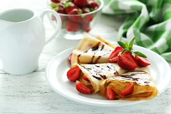 Tasty pancakes with strawberries — Stock Photo, Image