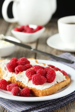 Ahududu ile taze ekmeği