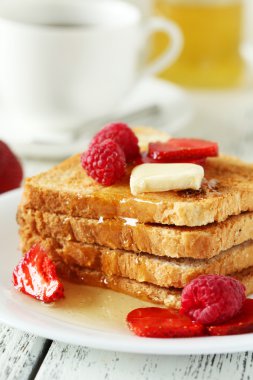 Ahududu ve çilek ile tost