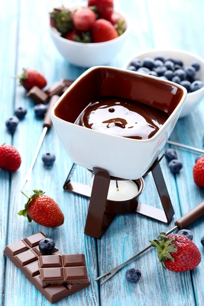 Fondue σοκολάτας με φρέσκα μούρα — Φωτογραφία Αρχείου