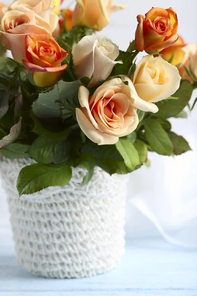 Bouquet de roses d'orange dans le panier — Photo