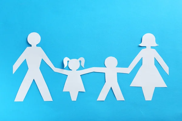 Glückliche Papierfamilie auf blauem Hintergrund — Stockfoto