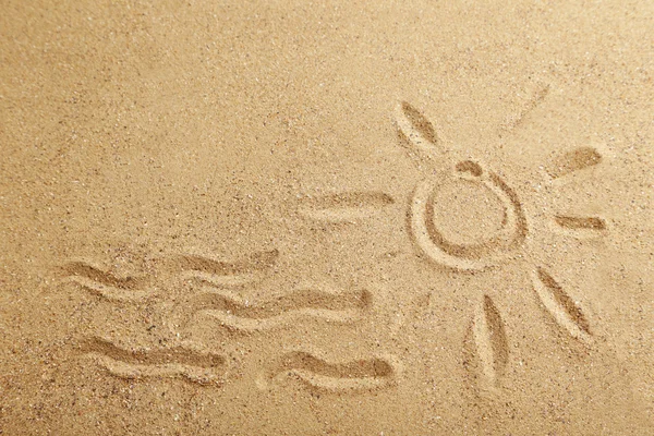 Desenho de sol na areia da praia — Fotografia de Stock
