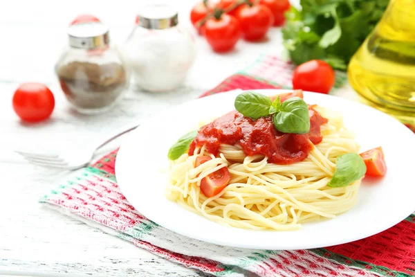 Спагетті з помідорами і базиліком — стокове фото