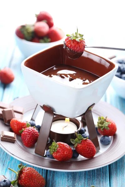 Csokoládé fondue friss bogyós gyümölcsök — Stock Fotó