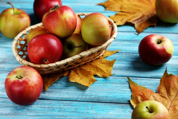Ripe apples with autumn leaves — Stock Photo, Image
