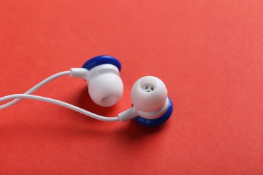 Kırmızı bir kağıt üzerinde beyaz kulaklık