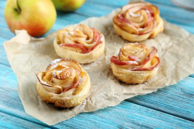 elma şeklinde Güllü pasta