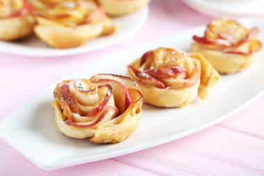 elma şeklinde Güllü pasta