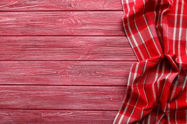 Tahta masadaki peçete.