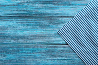 Tahta masadaki peçete.