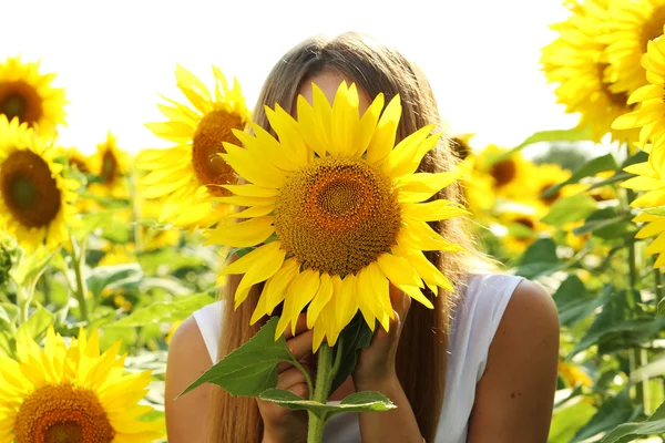 Meisje op het gebied van zonnebloemen — Stockfoto