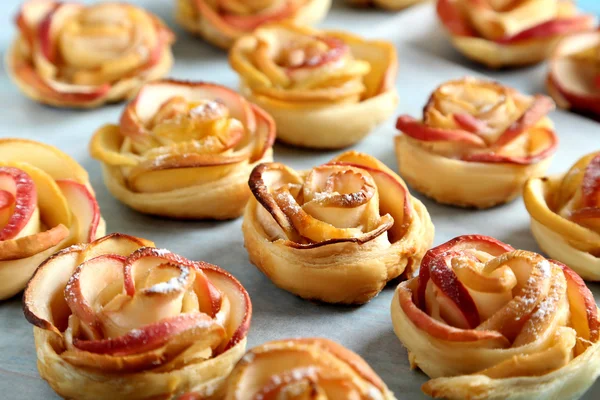 elma şeklinde Güllü pasta