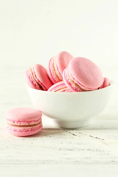 Růžový macarons v misce — Stock fotografie